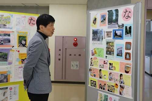 写真:展示作品を見学する山本知事