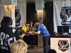 昨年度の名刺交換の様子画像