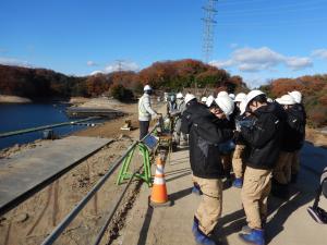 ため池補強工事の現場見学の様子