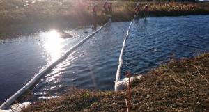 オイルマットで油流下を防ぐ様子