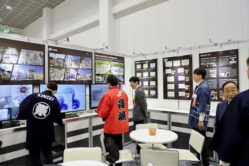 企業ブースを県学する山本知事