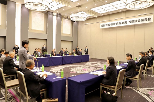 あいさつする山本知事