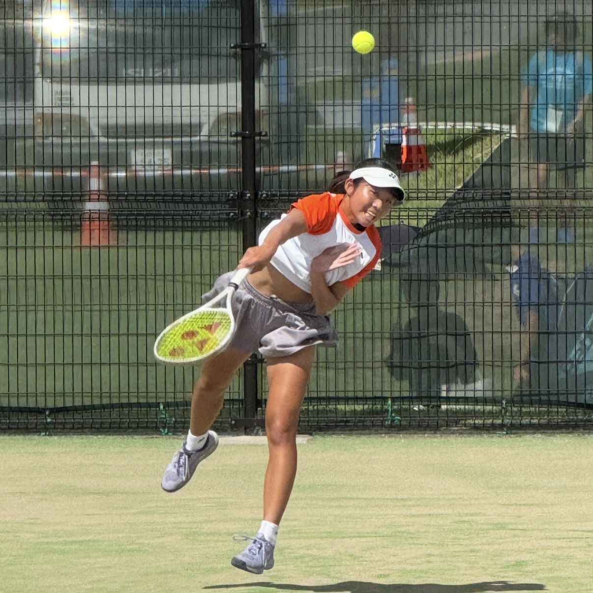 テニスジュニア選手の競技時の写真