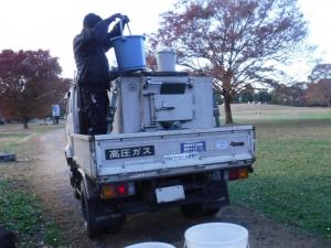 運搬用水槽から放流準備の様子の写真