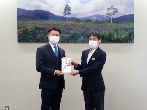 令和3年dのクスリのマルエ寄附金受納式の様子