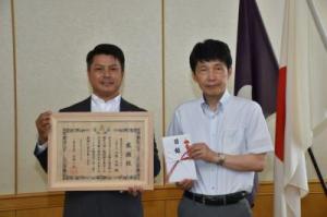 令和4年度クスリのマルエ寄附金受納式の様子