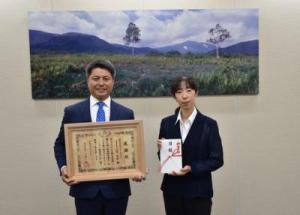 令和5年度クスリのマルエ寄附金受納式の様子