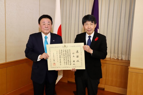 山本知事と出席者の記念写真