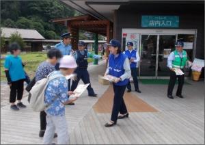 道の駅しもにたでの啓発の様子の写真