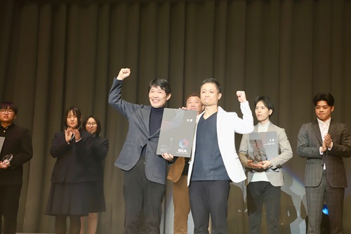 山本知事と受賞者の記念写真