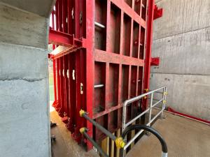 1 ダムメンテナンス 表面取水ゲート部材更新工事 桐生川ダム（IHIインフラ建設）写真