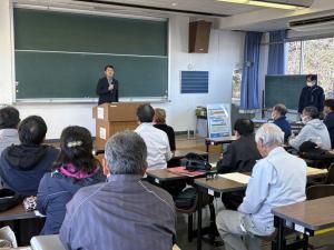 閉校式の校長挨拶の様子写真