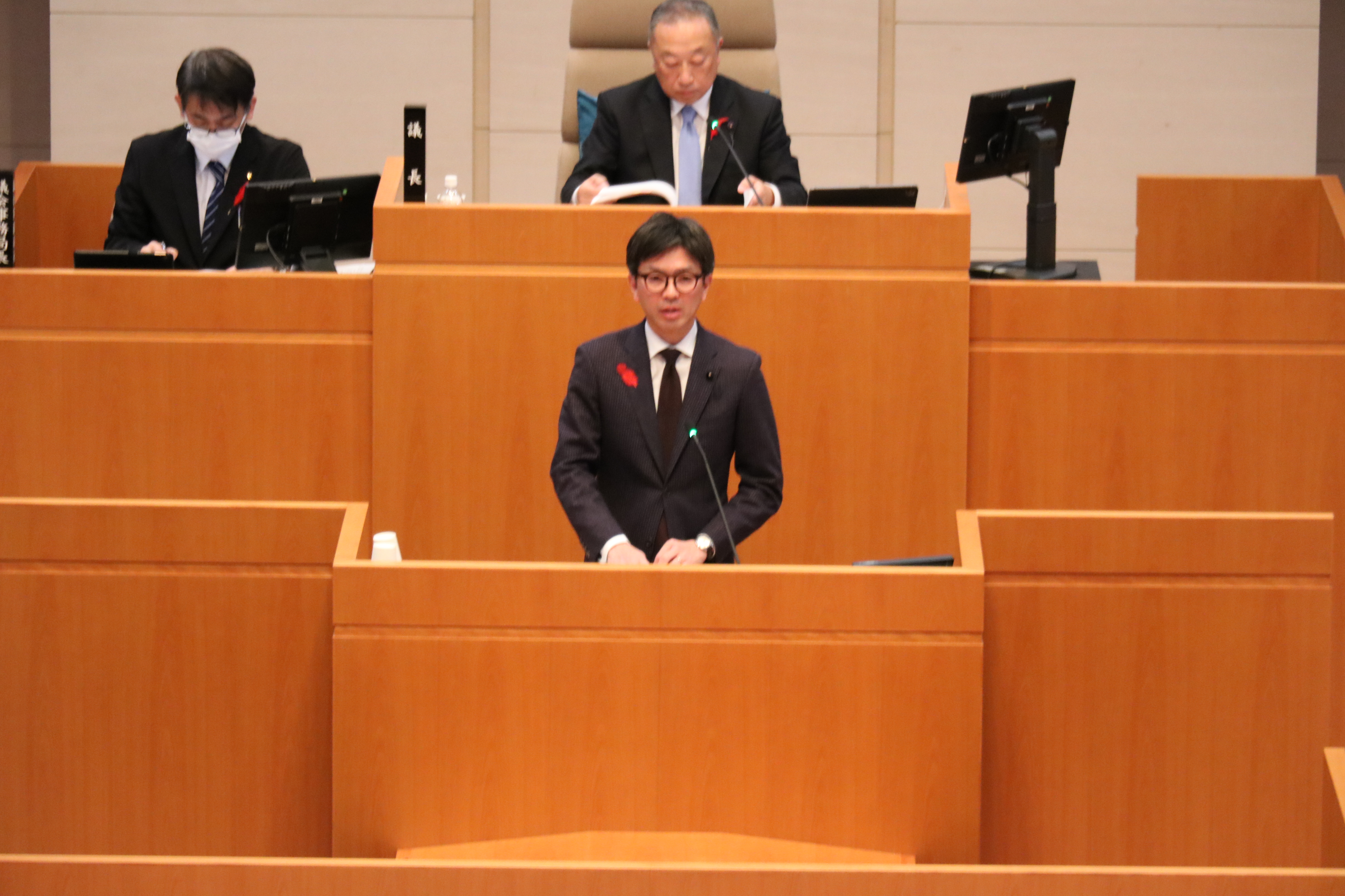 亀山委員長の画像