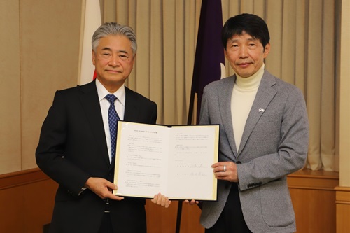 写真:記念撮影する参加者