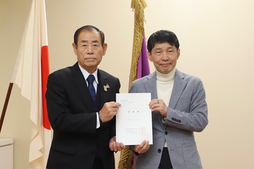 写真:要請書を受け取る山本知事