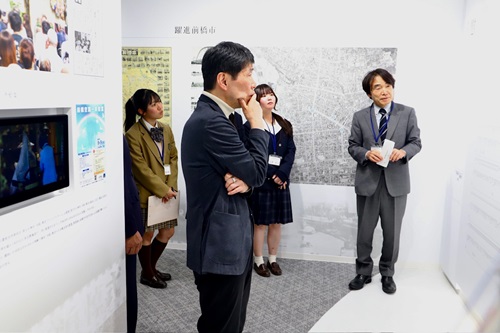 資料館を見学する山本知事