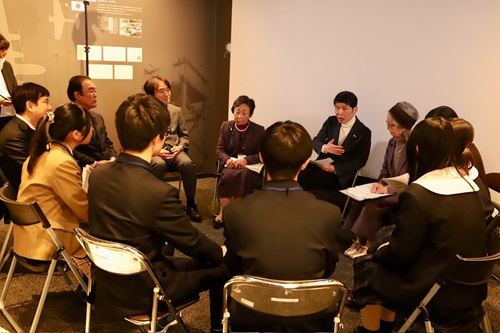 山本知事と出席者の記念写真