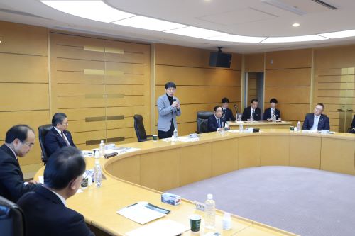 あいさつをする山本知事