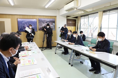 写真:施設概要の説明を受ける山本知事