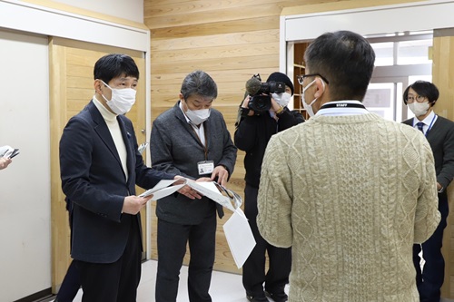 写真:施設を見学する山本知事