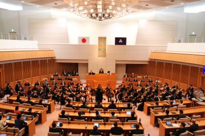 議場内での群馬交響楽団の演奏の様子の写真