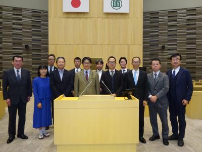 岐阜県議会議場にて集合写真