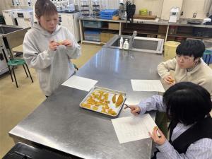 干し芋の食味調査の様子の写真