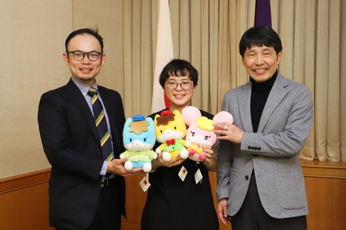 写真：記念撮影する山本知事とノノハさんご夫妻