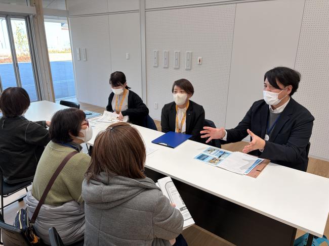 情報交換の様子の画像