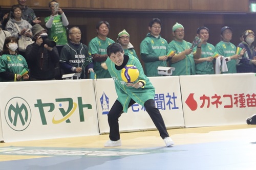 写真：始球式でサーブをする山本知事