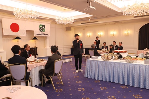 写真：あいさつする山本知事