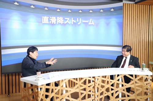 写真：対談する山本知事と久保田県議