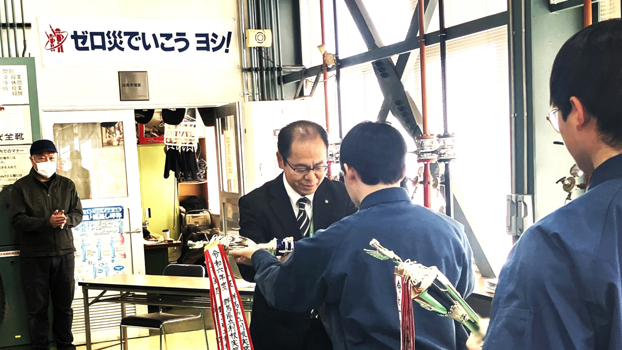 優勝トロフィー返還