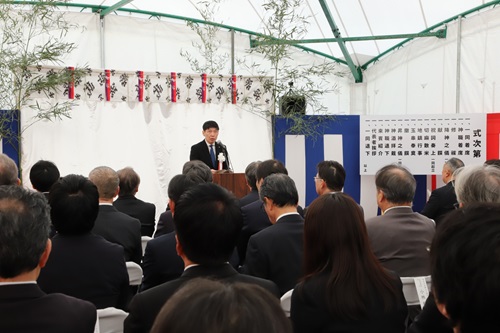 写真：あいさつする山本知事