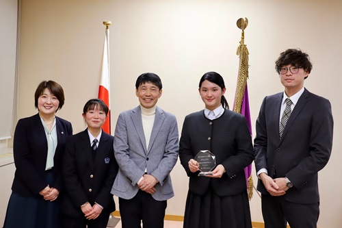 山本知事と出席者の記念写真