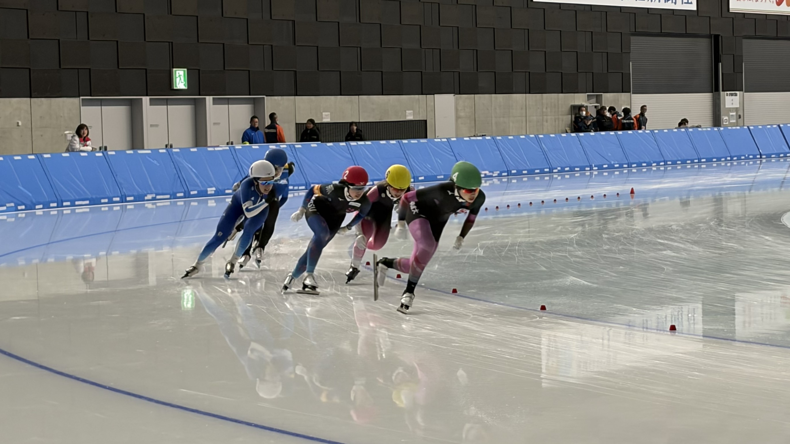 スピードスケートの競技時の写真