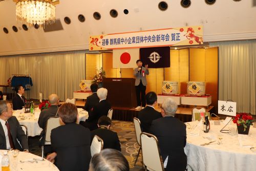 あいさつをする山本知事