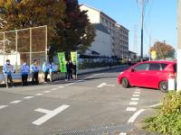 自動車に自転車との交通事故防止啓発を呼びかけるキャラバン隊の画像