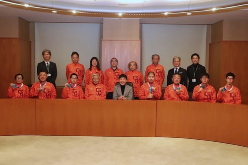 写真：記念撮影する出席者