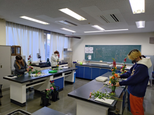 フラワー装飾実習で基礎技能を習得！写真