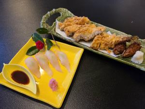 なまずの姿揚げとなまずのお寿司の写真