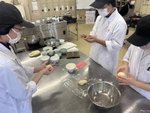 加工作業を行っている様子の写真