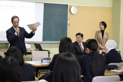 生徒からの質問に答える星野寛議員の画像