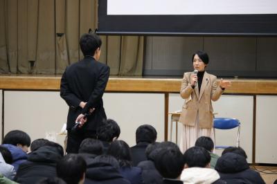 生徒からの質問に答える加賀谷富士子議員の画像