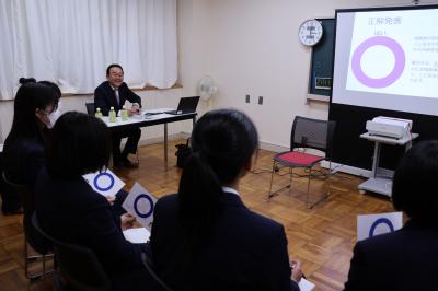 ○×（まるばつ）クイズに答える県立渋川女子高等学校生徒の様子の画像
