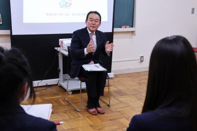 生徒からの質問に答える粟野好映議員の画像
