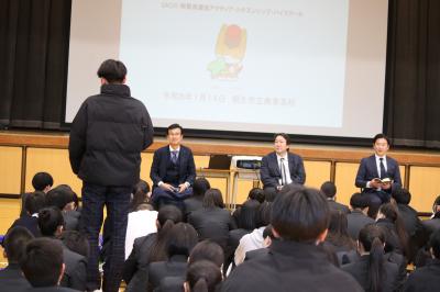 桐生市立商業高等学校生徒からの質問を聞く議員の様子画像