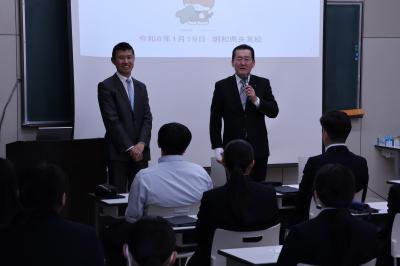 生徒からの質問に答える川野辺達也議員の画像