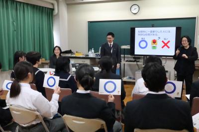 ○×（まるばつ）クイズに答える県立聾学校生徒の様子の画像