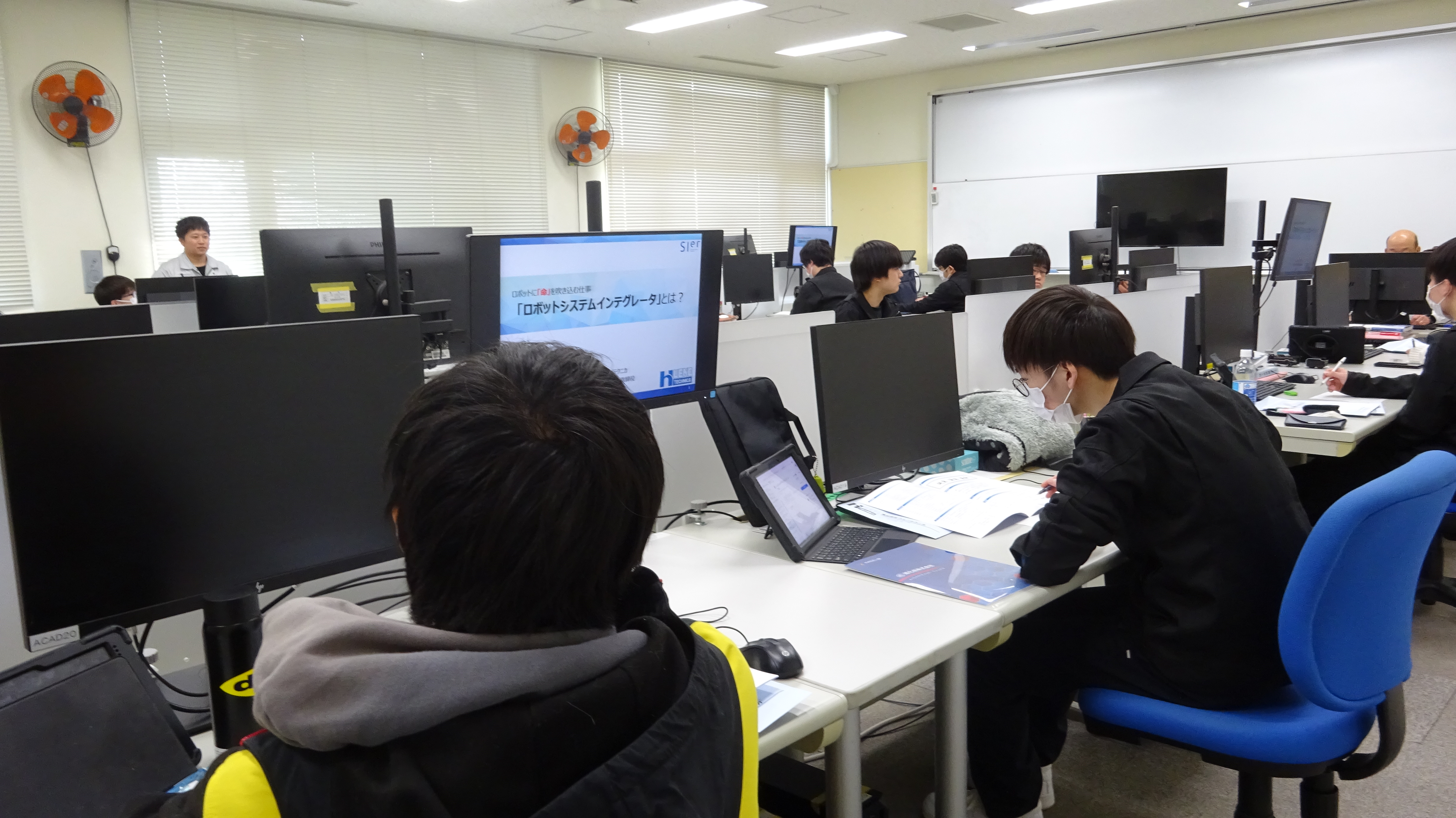 説明を聞く生徒